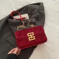 Gevoerde fluwelen schoudertas in diep bordeauxrood met gouden kettingriem - Rood