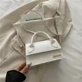 Chique witte lederen vierkante crossbodytas met gouden logo en handvat bovenaan - Wit