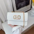 Bolso bandolera blanco con patrón de cocodrilo, hebilla M dorada y correa de cadena - Blanco