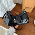 Retro schwarze glänzende Schultertasche mit silbernen Punk-Details und verstellbarem Gurt - Schwarz