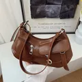 Braune Vintage-Hobo-Tasche aus glänzendem Kunstleder mit silbernen Metallelementen - Dunkelbraun