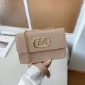 Bolso bandolera beige con efecto cocodrilo, hebilla dorada en M y correa de cadena - Caqui