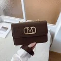 Bolso bandolera marrón oscuro efecto cocodrilo con hebilla M dorada y cadena - Marrón Oscuro
