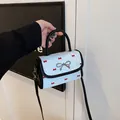 Hellblaue karierte Mini-Quadrat Tasche mit roten Schleifen und silbernem Verschluss - Grün