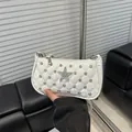 Borsa sottobraccio bianca con borchie a stella, pelle lucida trapuntata e strass - Bianco