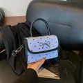 Hellblaue gestreifte Handtasche mit Herzprint und silberner Schleifenschnalle - Blau