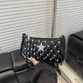 Borsa a mezzaluna nera trapuntata con borchie a stella e dettagli in strass lucidi - Nero