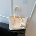 Bolso tote de lona crema con bordado colorido y textura de diamantes acolchados - Con Colgante / Blanco