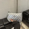 Borsa sottobraccio argento metallizzato con strass trapuntati e stella di cristallo - Argento