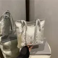Silberne gewebte Tragetasche mit traditionellem Muster und eleganter langer Quasten-Deko - Mit Anhänger / Grau