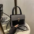 Bolso cuadrado estructurado de cuero negro y pata de gallo con hebilla metal dorada - Negro