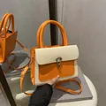 Bolso de mano cuadrado retro naranja y beige con cierre dorado y correa ajustable - Naranja