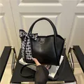 Schicke schwarze Beuteltasche mit Schachbrett-Schleife und verstellbarem Schultergurt - Schwarz