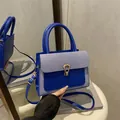 Bolso de mano azul elegante con solapa a rayas y cierre de herradura de metal dorado - Azul