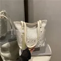 Elegante cremeweiße Tragetasche mit klassischem Jacquardmuster und Quastenanhänger - Mit Anhänger / Weiß