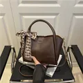 Dunkelbraune Retro PU Leder Beuteltasche mit karierter Schleife und Tragegriffen - Kaffeebraun