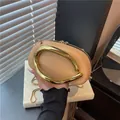 Sac oreiller beige chic avec poignée métallique dorée irrégulière et fine bandoulière - Kaki