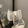 Λευκή γαλλική τσάντα μισοφέγγαρο με ασημένιες πούλιες και χρυσό κούμπωμα - Λευκό