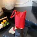 Petit sac seau rouge en cuir grainé pour téléphone avec bandoulière fine élégante - Rouge