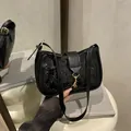 Κομψή μαύρη τσάντα μπαγκέτα με πούλιες, χρυσά αξεσουάρ και ρυθμιζόμενο λουράκι - Μαύρο