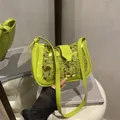 Τσάντα μπαγκέτα σε neon πράσινο με μεγάλες πούλιες και κλείσιμο με καπάκι στον καθρέφτη - Πράσινο