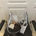 Elegante bolso de hombro con lentejuelas plateadas y cadena metálica de fiesta - Plateado
