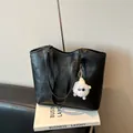 Μεγάλη μαύρη vintage τσάντα tote με ανάγλυφα σχέδια πεταλούδας και λευκό γούνινο αξεσουάρ - Με Κρεμαστό / Μαύρο