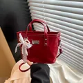 Sac seau rouge en cuir élégant avec plaque en métal argenté et nœud en dentelle - Avec Pendentif / Rouge