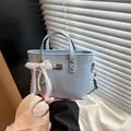Sac seau en simili cuir bleu clair avec nœud en dentelle blanche et perles - Avec Pendentif / Bleu