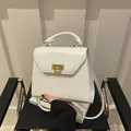 Elegante bolso de mano trapezoidal blanco con cierre de metal dorado y asa superior - Blanco