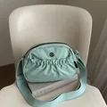 Minzgrüner Faltenrucksack aus Nylon mit silbernem M-Logo und breitem Schultergurt - Grün