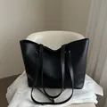 Bolso tote negro minimalista de cuero con asas largas para la oficina y estilo casual - Negro