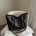 Bolso tote retro grande marrón oscuro en cuero sintético con texto grabado - café