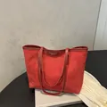 Bolso tote rojo de ante de gran capacidad con correas de cuero y etiqueta vintage - Rojo