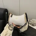 Bolso bandolera grande de media luna en blanco y negro con cadena dorada elegante - Blanco