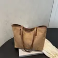 Bolso tote de ante marrón con correas de cuero y costuras para la moda diaria de mujer - Marrón Oscuro
