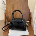 Borsa bowling nera lucida con manici e tracolla rimovibile con dettagli dorati - Nero