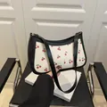 Elegante borsa sottobraccio crema con bordi neri e vivace stampa a ciliegie rosse - Nero