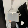 Borsa a mano argento metallizzato con fibbia a V dorata e tracolla sottile ed elegante - Argento