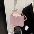 Elegante borsa con paillettes rosa con cristalli lucidi e finiture in metallo a V argento - Rosa