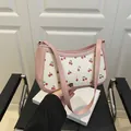 Borsa sottospalla con stampa di ciliegie, bordo rosa e tracolla in pelle - Rosa