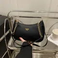 Bolso de media luna negro en cuero granulado con cadena dorada y correa ajustable - Negro