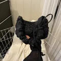 Schicke schwarze geraffte Wolktasche mit Rautensteppung und Schulterriemen - Schwarz