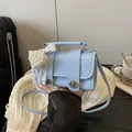 Elegante bolso de mano en cuero azul claro con lazo de encaje y corazón de perlas - Con Colgante / Azul