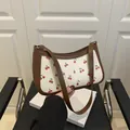 Elegante borsa sottobraccio crema con stampa ciliegie e finiture marrone scuro - Marrone Scuro