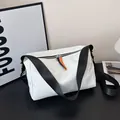 Bolso bandolera de viaje en nailon blanco con correa negra y detalles naranjas - Blanco