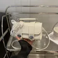 Bolso chic de cuero blanco brillante con lazo de perlas y cierres giratorios plateados - Con Colgante / Blanco