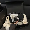 Elegante bolso de mano negro brillante con lazo de encaje blanco y detalle de perla - Con Colgante / Negro