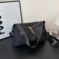 Bandolera de nailon negra con detalles naranja para deportes y viajes - Negro