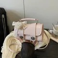 Bolso de mano mini de cuero rosa con lazo de encaje y colgante de corazón de perlas fino - Con Colgante / Rosa